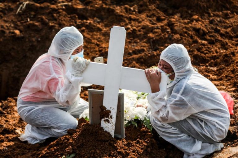 Covid-19: Pelo menos 4.492.854 mortos no mundo desde o início da pandemia