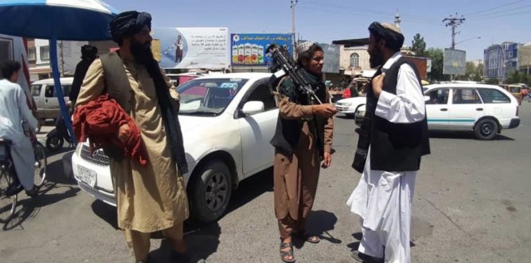 Talibãs já controlam 18 capitais de província afegãs