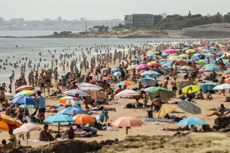Covid-19: Mais de 27 mil ações de sensibilização nas praias e perto de 90 multas aplicadas