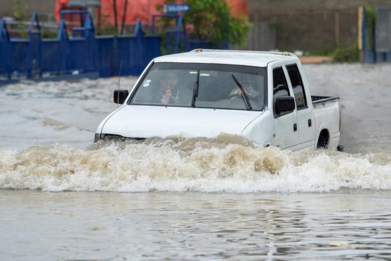 Furacão Grace avança pela península do Iucatão com fortes chuvas