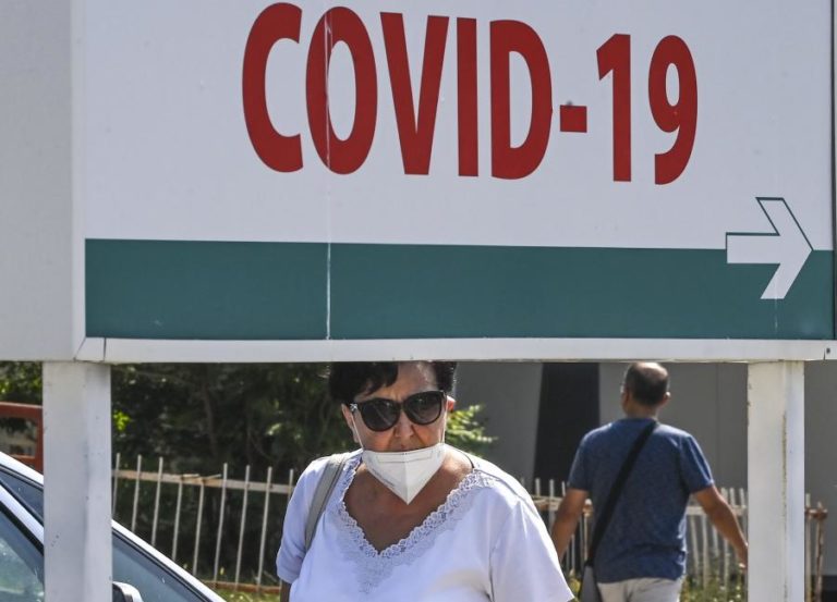 Covid-19: Especialista em Saúde Pública defende que uso de máscara deve passar a depender do contexto