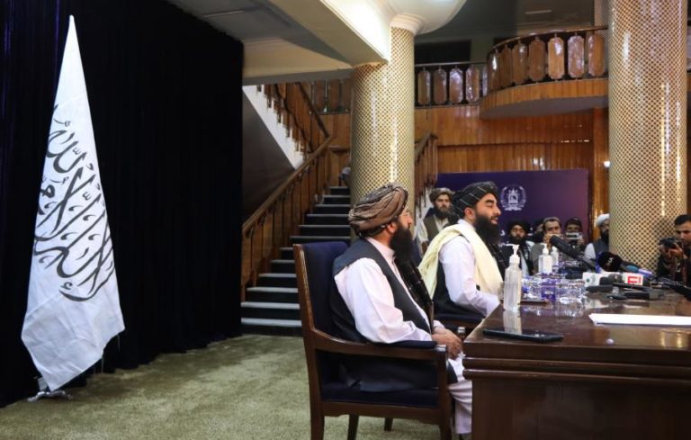 Afeganistão: Jornalista de TV diz ter sido impedida de trabalhar por talibãs