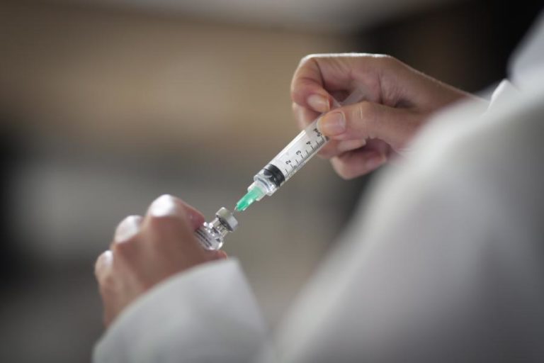Covid-19: Brasil avança com terceira dose da vacina para idosos para setembro