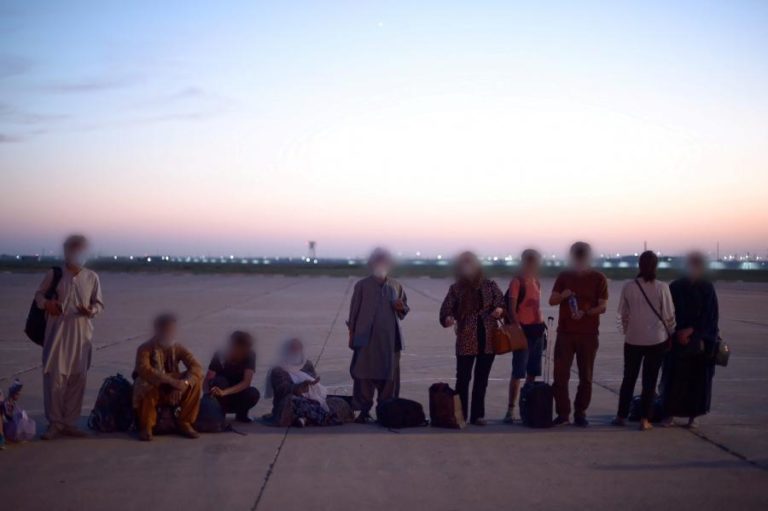 Afeganistão: França termina ponte aérea na quinta-feira se EUA saírem no dia 31