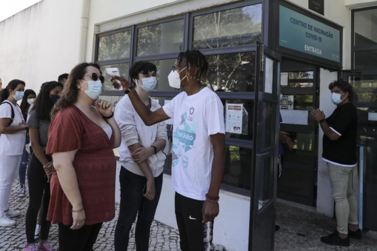 Covid-19: Pandemia com “tendência crescente” de infeções nos jovens e idosos