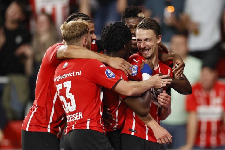 PSV, adversário do Benfica na LC, goleia Cambuur