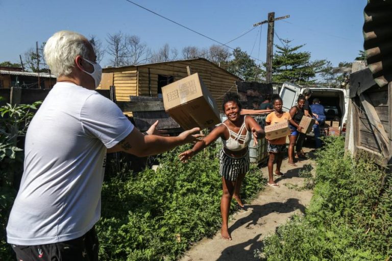 Covid-19: Brasil com mais 318 mortes e 14.404 novas infeções