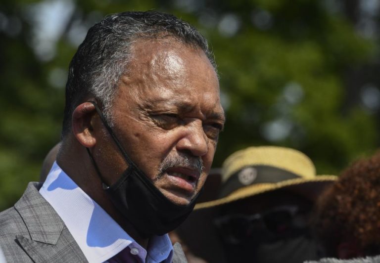 Covid-19: Reverendo Jesse Jackson hospitalizado após teste positivo