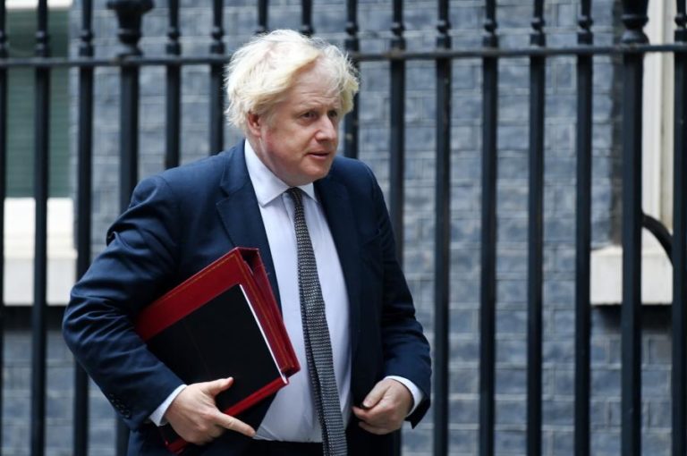 Afeganistão: G7 exige aos talibãs que deixem sair afegãos depois de 31 de agosto