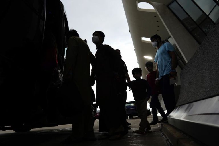 Afeganistão: França e Reino Unido pedem zona segura no aeroporto de Cabul