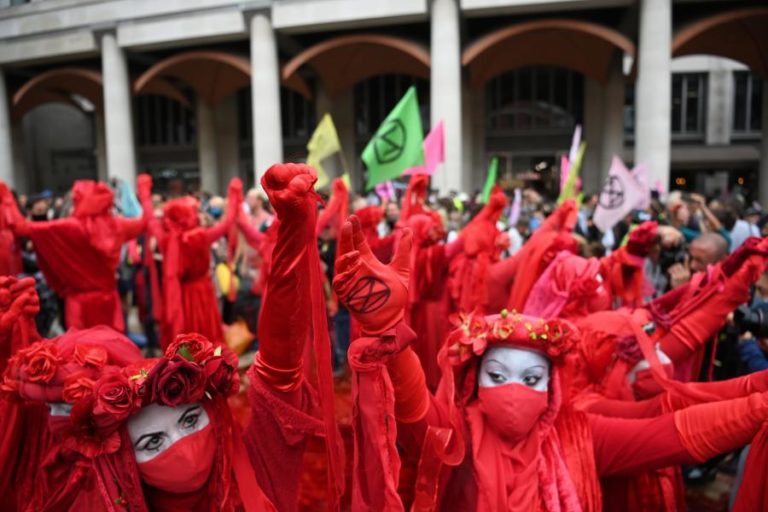 Movimento ecologista Extinction Rebellion manifesta-se contra City de Londres