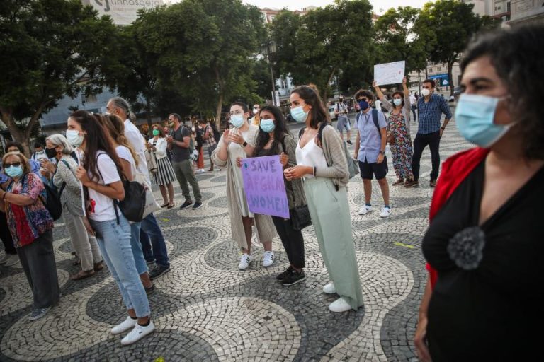 Afeganistão: Dezenas manifestam-se em Lisboa pelos direitos das mulheres afegãs
