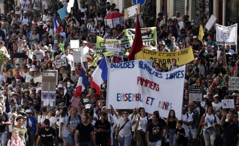 Covid-19: Dezenas de milhares manifestaram-se em França contra certificado e vacinas