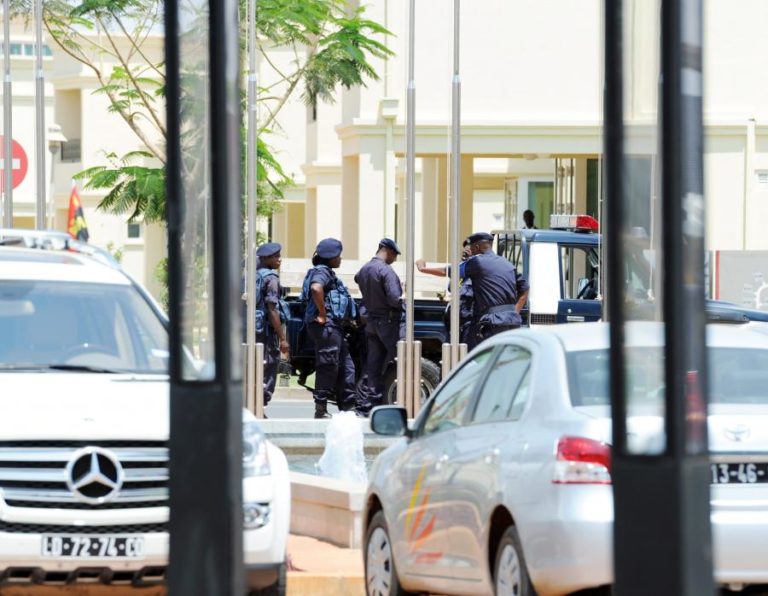 Polícia fiscal angolana deteve três homens por contrabando de 60 mil litros de combustíveis