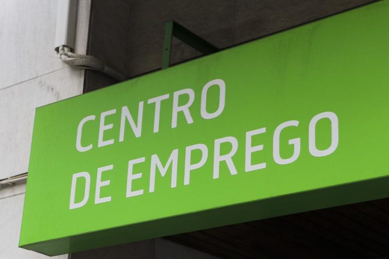 Covid-19: Centros de emprego voltam à normalidade mas continuam a usar canais à distância