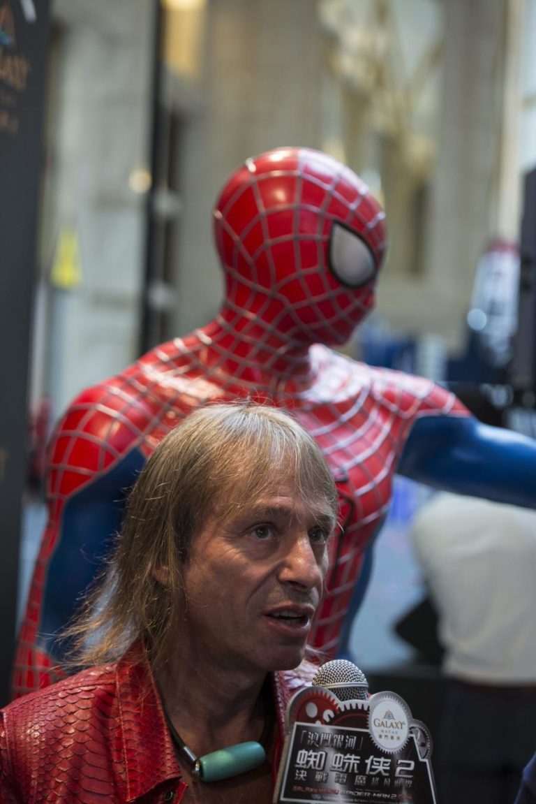 Covid-19: “Homem-aranha francês” escala prédio para protestar contra passe sanitário