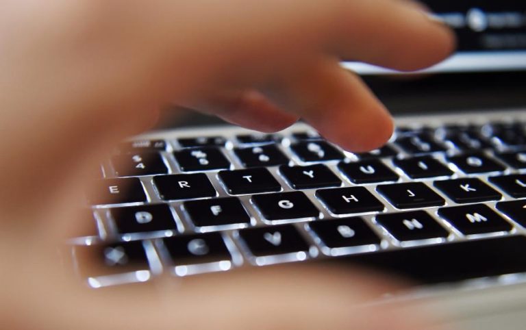 Câmara de Oeiras oferece 50 computadores à PGR da Guiné-Bissau
