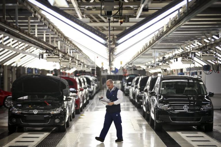 Autoeuropa retoma produção mas continua a falta de componentes devido à covid-19