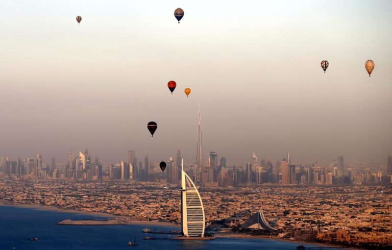 Emirados Árabes Unidos revelam plano para investir na economia e liberalizar leis