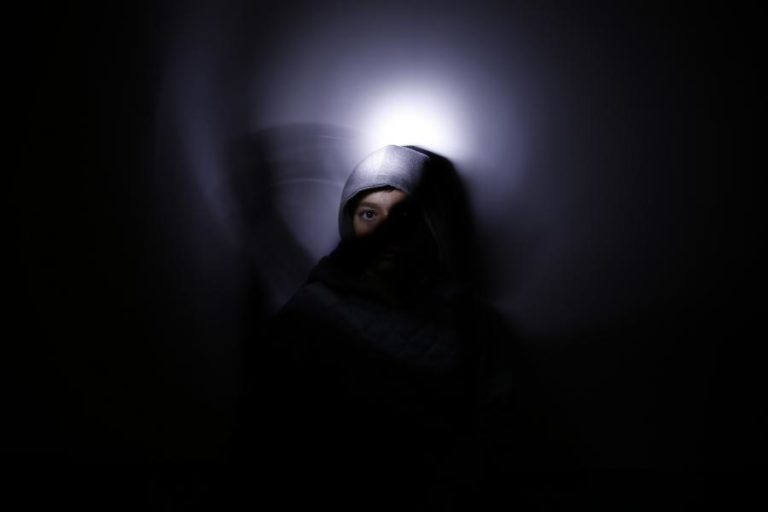 Exposição “Matéria Luminal” explora “dimensão encantatória” da luz em 40 artistas