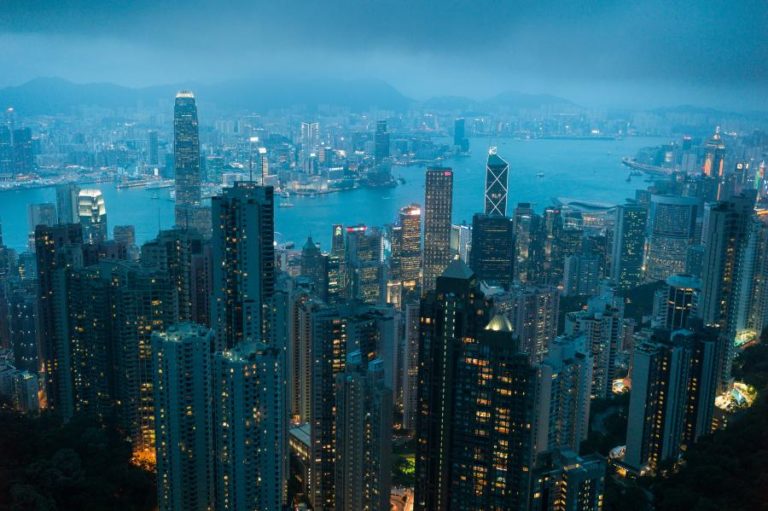 Covid-19: Hong Kong suspende quarentena obrigatória para residentes de Macau e da China