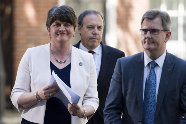 Brexit: Partido ‘unionista’ ameaça derrubar governo da Irlanda do Norte