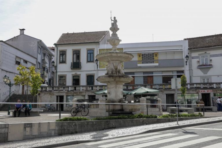 Chuva intensa causa inundações em ruas, empresas e estabelecimentos de Ovar