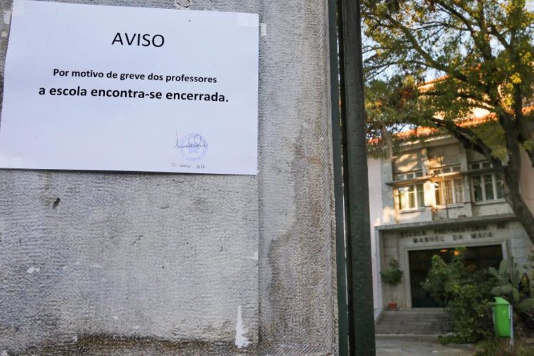 Ano letivo começa com greve de professores e funcionários