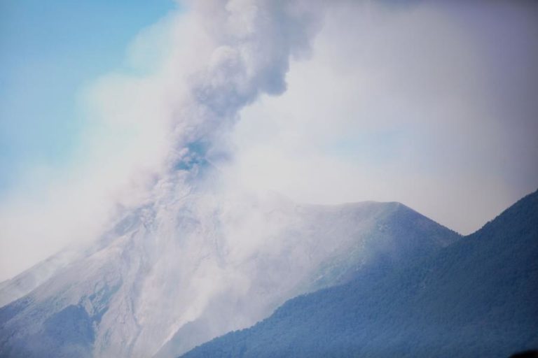 Guatemala em alerta pela entrada em erupção do vulcão mais ativo da América Central