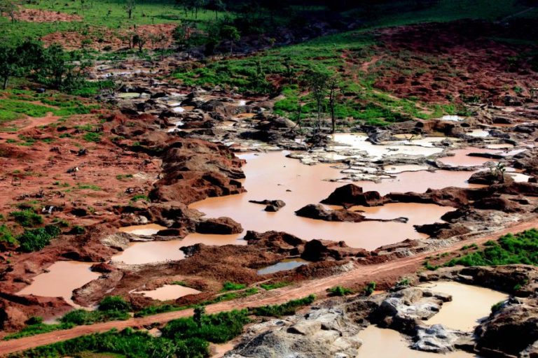 Desabamento de terras mata oito garimpeiros na província angolana do Bié
