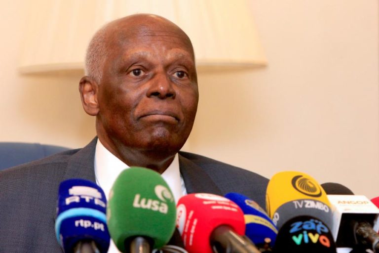 Ex-presidente José Eduardo dos Santos regressou hoje a Luanda