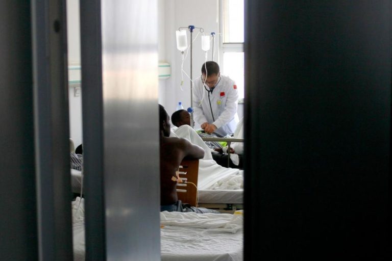 Médicos angolanos vão paralisar serviços por uma hora em solidariedade com colega agredido