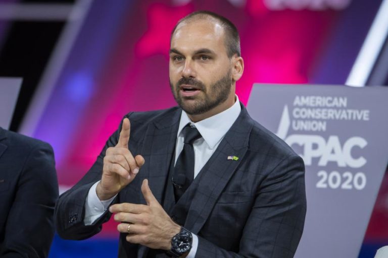 Covid-19: Filho do Presidente do Brasil e dois ministros de Estado testam positivo