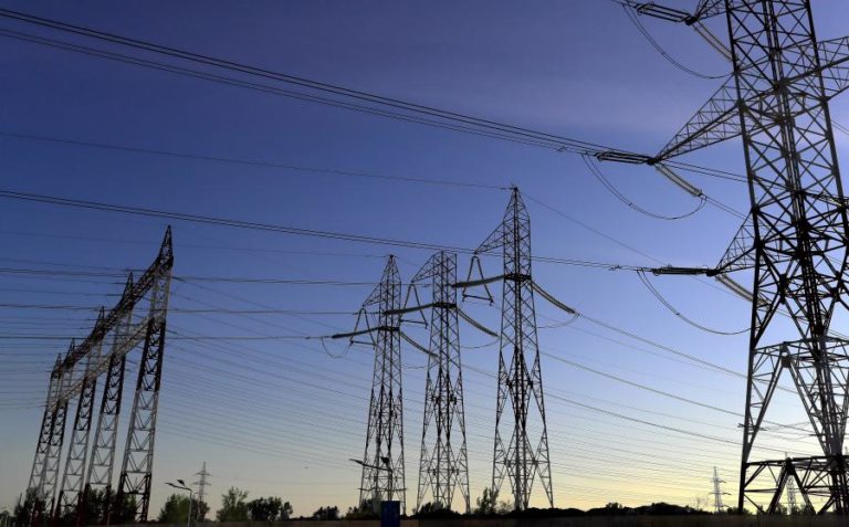 Governo moçambicano aprova revisão da lei de eletricidade