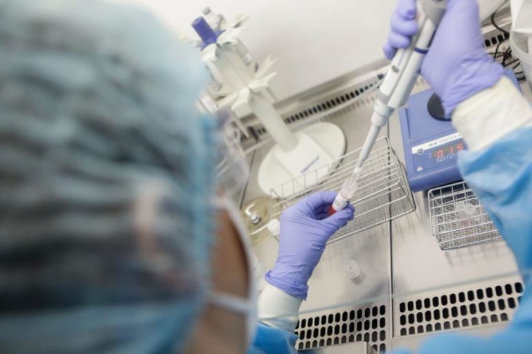 Covid-19: Investigadores brasileiros avançam em vacina em formato de spray nasal