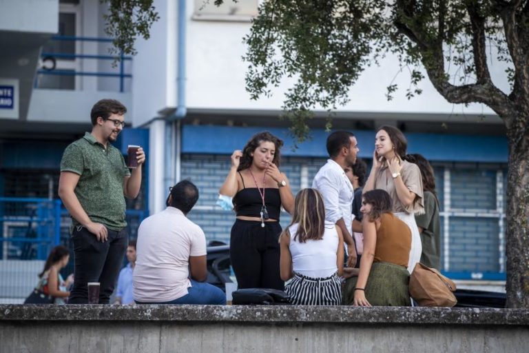 Covid-19: Consumo de álcool na rua deixa de ser proibido
