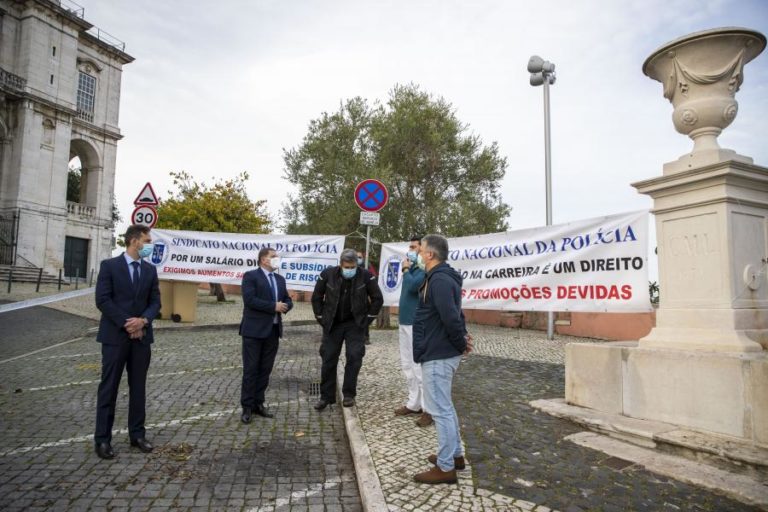 Sindicato Nacional de Polícia marca protestos para locais onde Costa participa em ações de campanha
