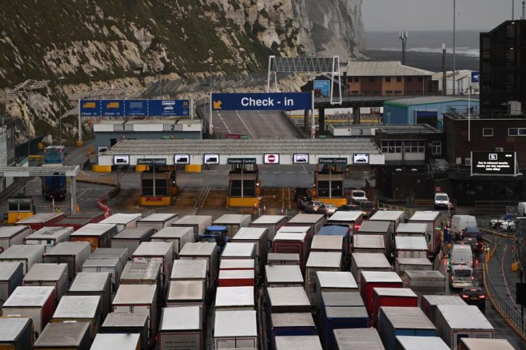 Brexit: Governo britânico suspende controlos aduaneiros por tempo indeterminado