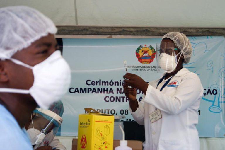 Covid-19: Objetivo de vacinar 17 milhões em Moçambique é improvável – Consultora