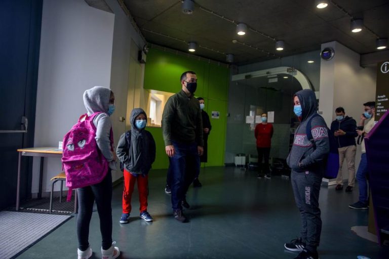 Aulas arrancam com falta de professores e funcionários