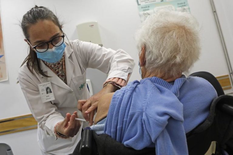 Covid-19: Ferro pergunta sobre causas da morte de idosos vacinados e sobre dose de reforço