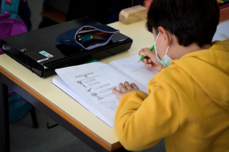 Mais de dois terços dos manuais reutilizados e 5,6 milhões de ‘vouchers’ já disponibilizados