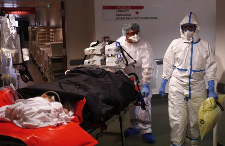 Covid-19: França naturaliza mais de 12.000 trabalhadores da “linha da frente”