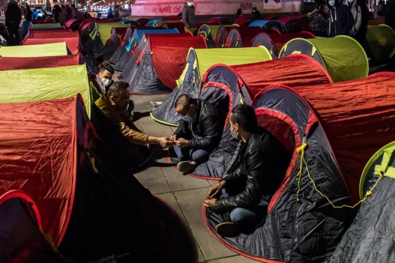 Perto de 1.200 migrantes retirados de acampamento frente a município de Paris