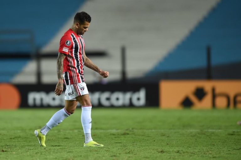São Paulo oficializa rescisão de contrato com internacional brasileiro Dani Alves