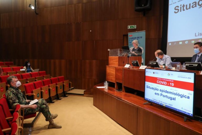 Covid-19: Especialistas e políticos regressam hoje ao Infarmed para analisar pandemia