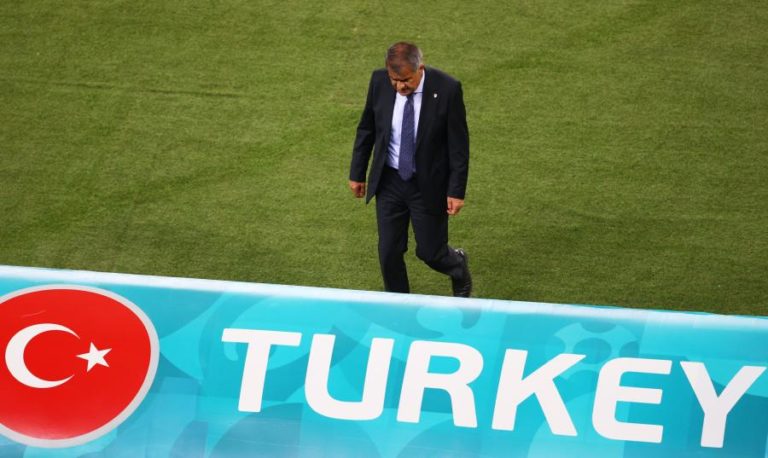 Senol Gunes abandona seleção da Turquia após goleada nos Países Baixos