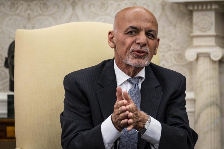Afeganistão: Ex-Presidente Ashraf Ghani apresenta “desculpas” ao povo afegão