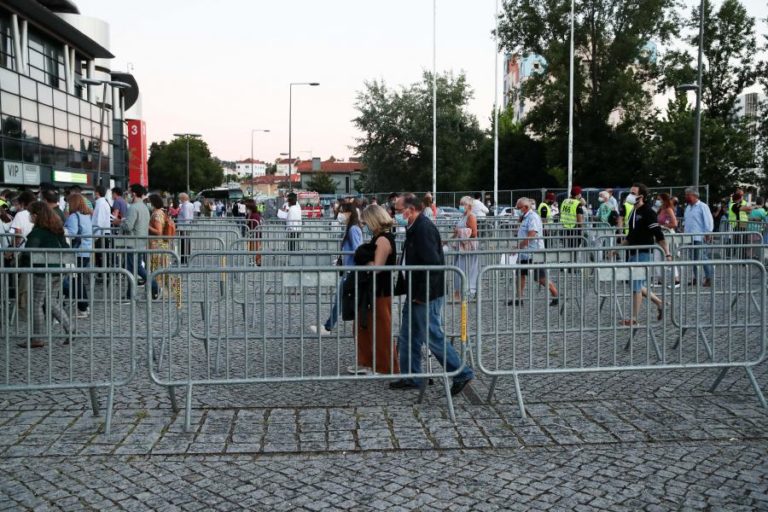 Covid-19: Espetáculos com lotação a 100% e certificado para grandes eventos a 01 de outubro