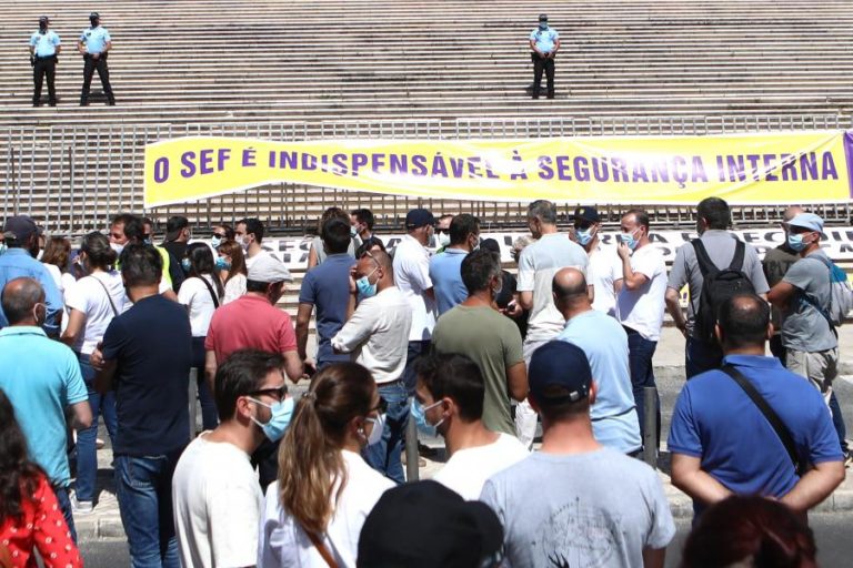 Sindicato enaltece adesão à greve dos inspetores do SEF e pondera mais contestação